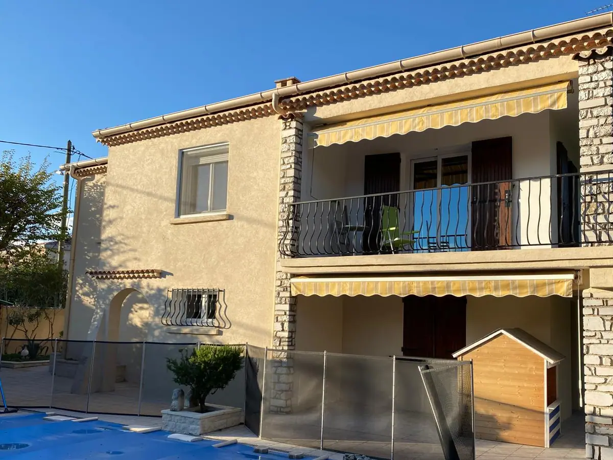 La même villa après dépose de l'échafaudage, enduit taloché terminé — Castagne Couverture