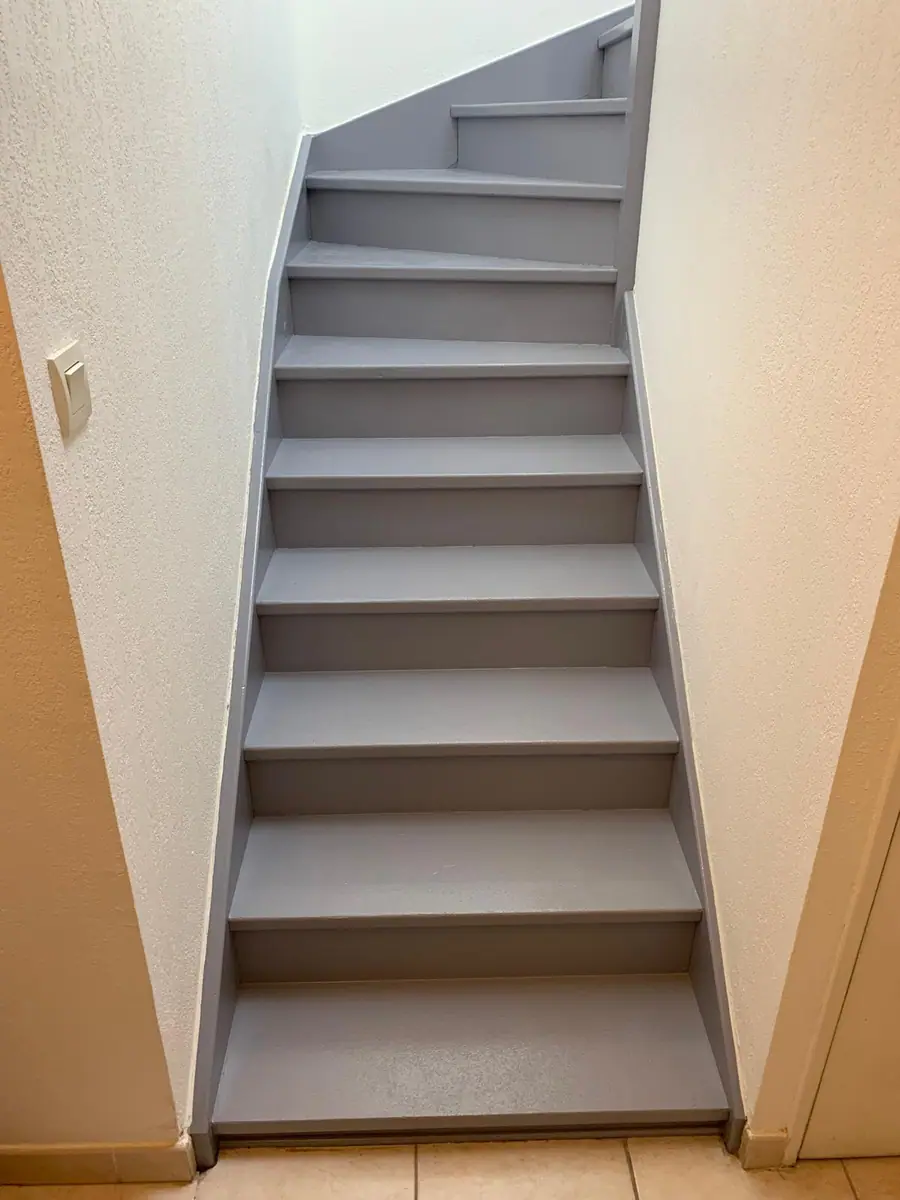 Escalier intérieur remis en peinture, marches et contremarches peintes en gris uniforme