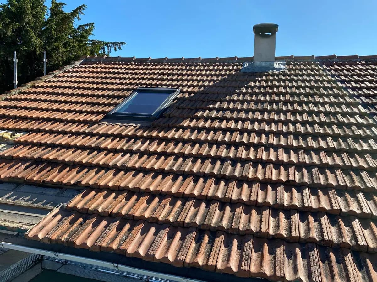 Souche de cheminée avec solin refait sur une couverture en tuiles romanes anciennes